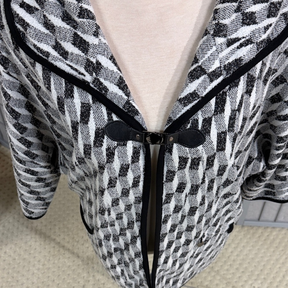 Chic Monochrome Patterned Cardigan - Picture 4 of 5